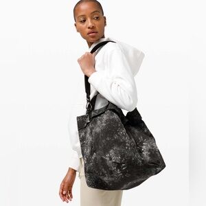 NWT Lululemon On My Level Bag Ice Dye *19L
Ink Vapor Ice Grey Multi